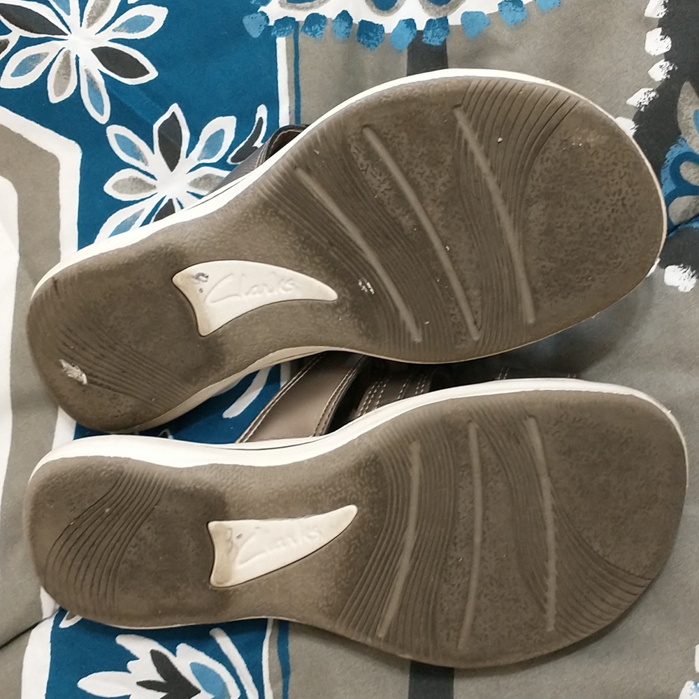 Size 6 cloud steppers by Clarks to tell Gray gently worn - Picture 6 of 7